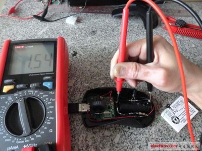 创意无极限 为无线鼠标换上内置充电电池，实现通电状态下的便捷维护与电压测量