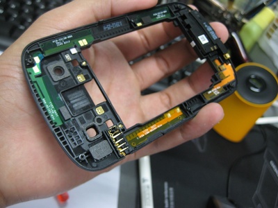 黑莓手机拆机图解 维修安装与内部结构分析